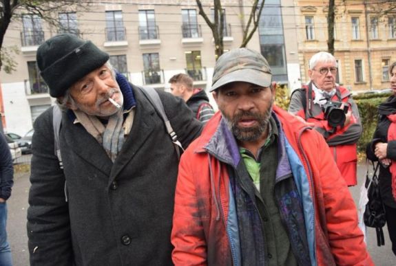 „Valamikor fényképész voltam, ma az utcán élek”  – rászorulóknak osztottak meleg ételt Kolozsváron