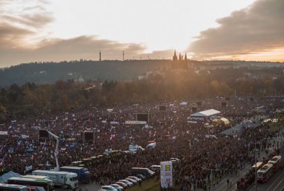 Százezrek követelték a cseh kormányfő lemondását Prágában
