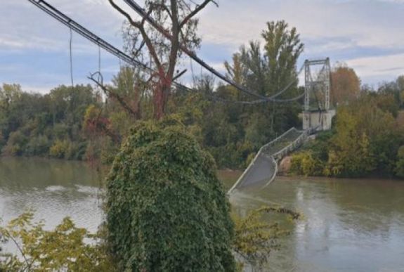 Leszakadt egy közúti híd Franciaországban: egy halott és egy eltűnt személy a tragédia mérlege