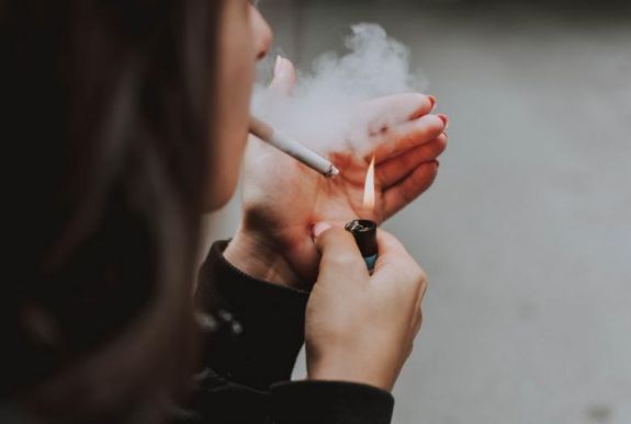 „Mint amikor viszket a hátad, és nem vakarhatod meg” – volt dohányosokkal beszélgettünk a leszokásról