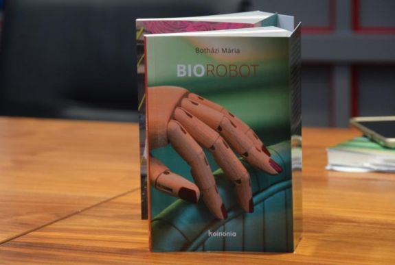 „Erdélyben mindenki szupernő és szuperférfi akar lenni” – a Biorobot című könyv bemutatóján jártunk