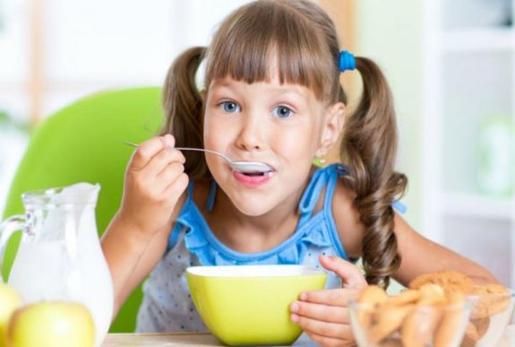 A reggelit kihagyó diákok rosszabbul teljesítenek az iskolában