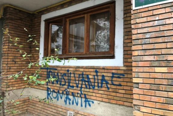 Obszcén feliratot festettek a csángószövetség volt bákói irodájának falára
