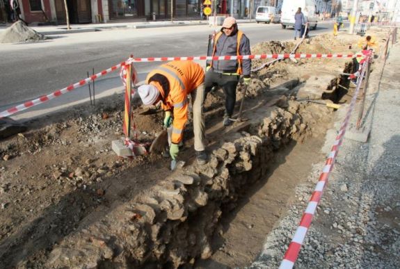 A középkori Kolozsvár újabb látványos maradványaira bukkantak a Híd utcában