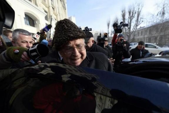 FRISSÍTVE – Elkezdődött az 1989-es forradalom pere: Iliescut emberiesség elleni bűncselekményekkel vádolják