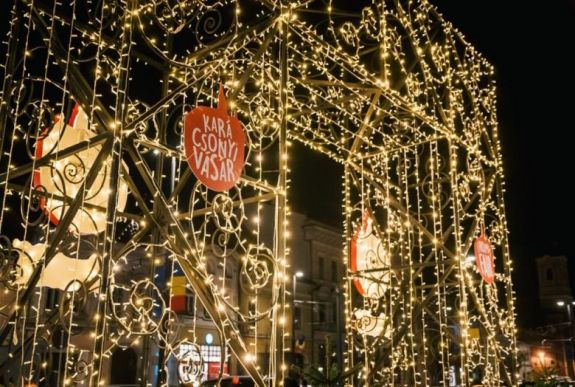 Magyarul is kiírták, hogy „karácsonyi vásár” a kolozsvári vásárkapura