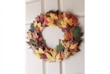 Így készíthet őszi levélkoszorút
