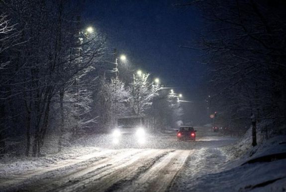 Autósok figyelmébe: Magyarország keleti és északi részén havasak az utak