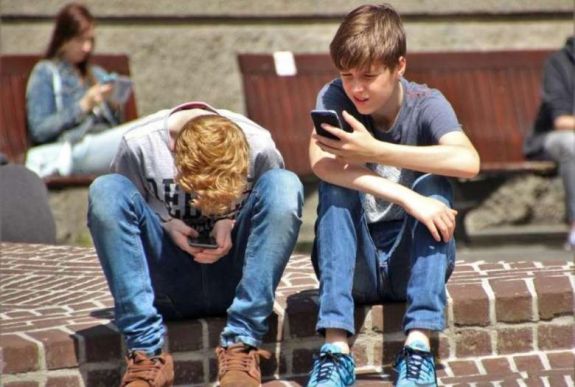 Napi hat óránál többet nyomkodja a telefonját a romániai gyerekek egy része