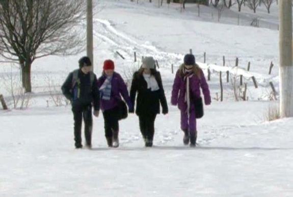 Medvék is járnak arra – kilométereket gyalogolnak diákok a korondi iskolába