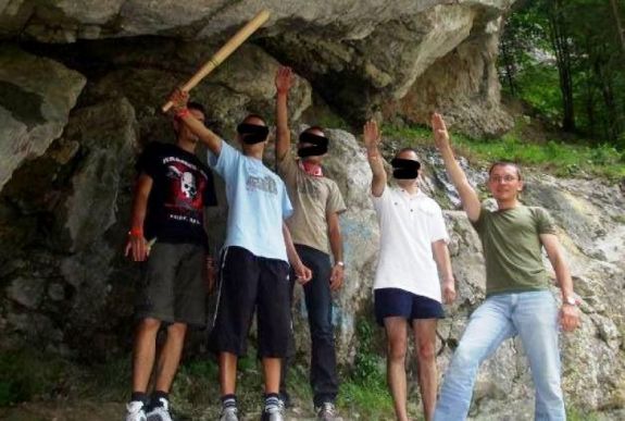 Ötezer lejre bírságolta az EMNP elnökét a náci karlendítésért a CNCD