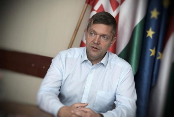 Számonkérte a „román testvérpártján” a Trianon-törvényt az MSZP elnöke
