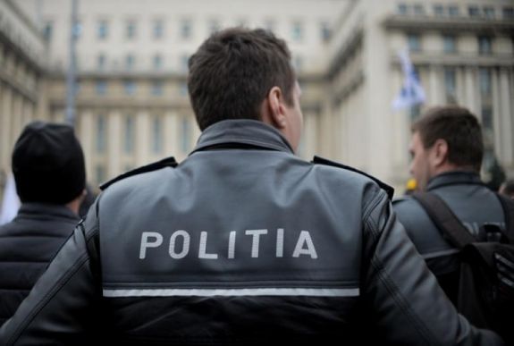 Rendőrök és kormányhivatalnokok falaztak a fegyverviselési engedélyt kijátszóknak