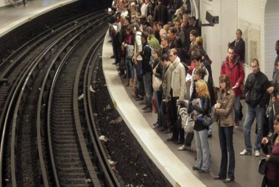 Megkezdődött a nyugdíjreform elleni határozatlan idejű sztrájk Franciaországban