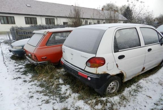 Elszállíttatja a gazdátlan autókat a csíkszeredai polgármesteri hivatal