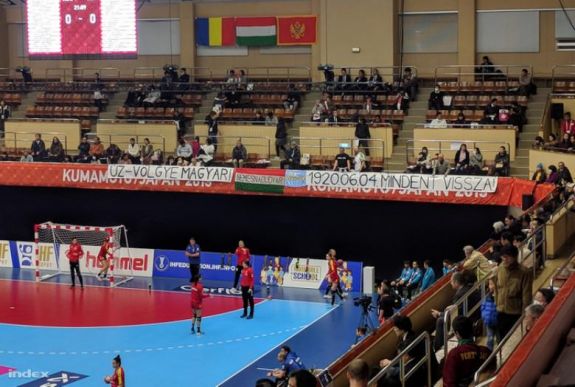 Szemet szúrt a japánoknak a magyar szurkolók trianonos és úzvölgyes molinója?