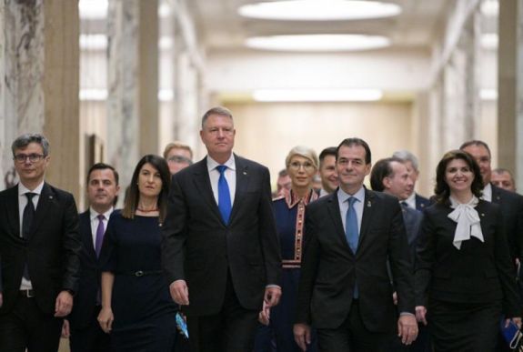 Takarékosságból befagyasztanák a közméltóságok bérét