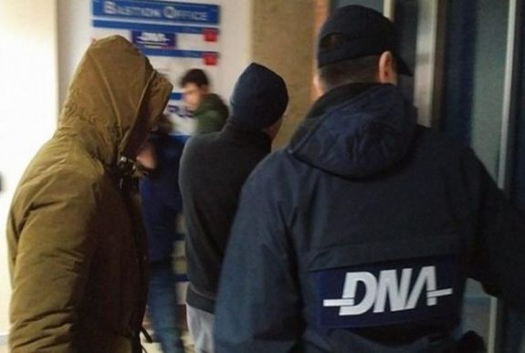 Őrizetbe vették a gyanú szerint csúszópénzt kérő aradi és temesvári útügyi hivatalnokokat