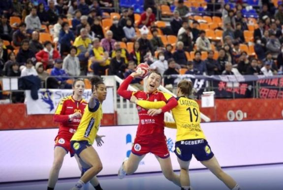 Női kézi-vb: a svédek kiverték a kézilabdát a románok fejéből