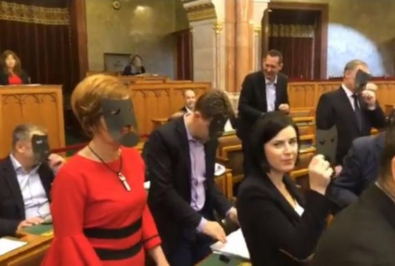 Elfogadta a magyar parlament a színházakat is érintő kulturális törvénycsomagot