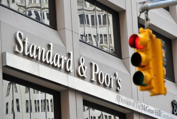 A Standard and Poor's stabilról negatívra rontotta Románia államadós-besorolásának kilátásait