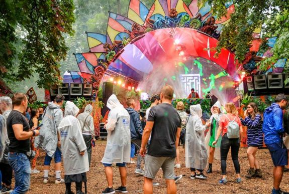 Csúnyán átvert több tucat fesztiválozót egy Prahova megyei férfi