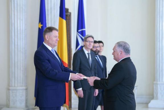 Három nagykövet adta át megbízólevelét Johannisnak