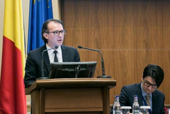 A pénzügyminiszter a gyermekpénz megduplázásáról: a politikusok a tűzzel játszanak