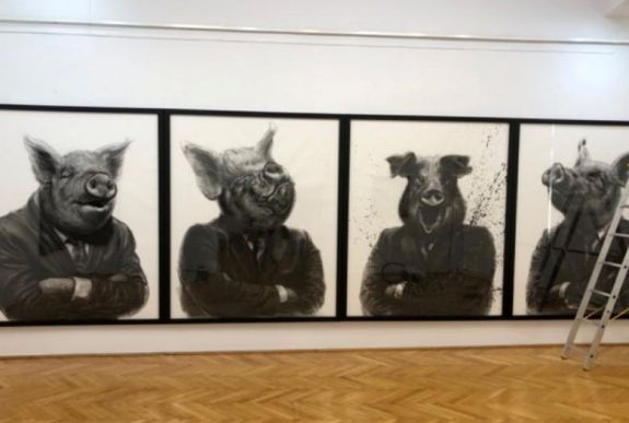 A politikusaink mi magunk vagyunk – megnyílt a csíkszeredai Új Kriterion Galéria évzáró tárlata