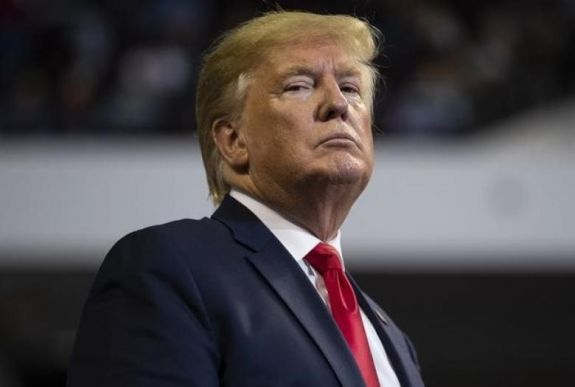 Vád alá helyezte Donald Trump amerikai elnököt a képviselőház, az utolsó szó a szenátusé