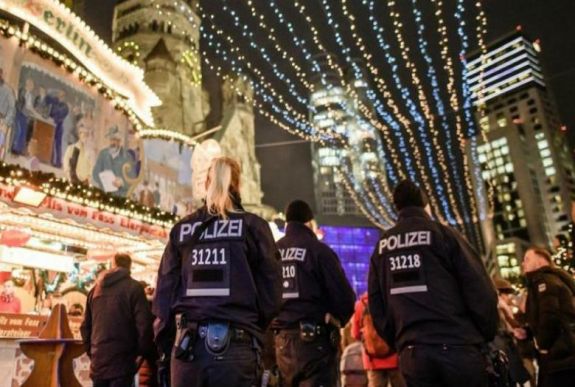 Gyanús jelek miatt kiürítették a berlini vásárt, ahol a 2016-os tömeggázolás történt