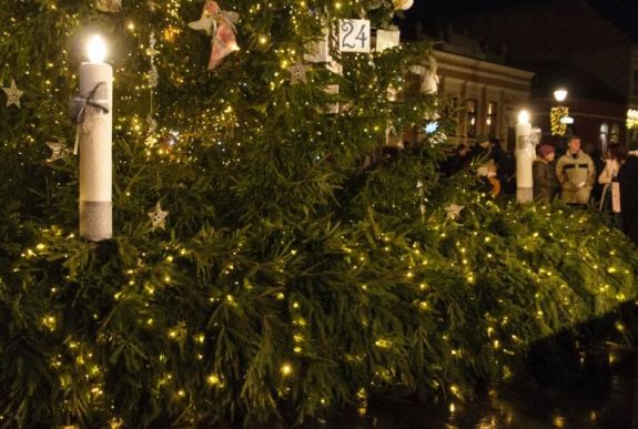 Csíkszeredában teljes fényben a város adventi koszorúja