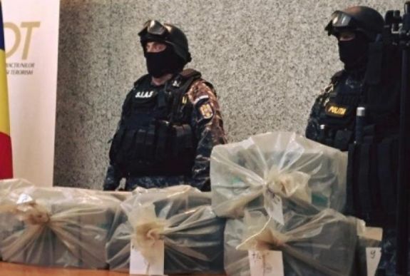 Droggal kereskedő bűnbandára csapott le a DIICOT