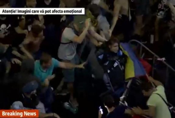 Diaszpóratüntetés: felfüggesztett börtönt kaptak a csendőrnőt bántalmazók