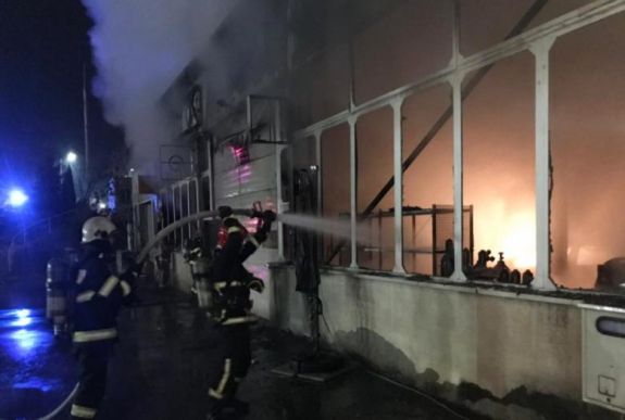 Tűz ütött ki egy marosvásárhelyi autójavító műhelyben