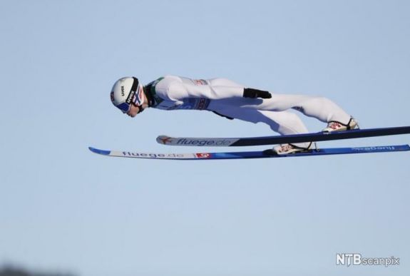 Négysáncverseny: 21 éves norvég síugró ejtette ámulatba a világot