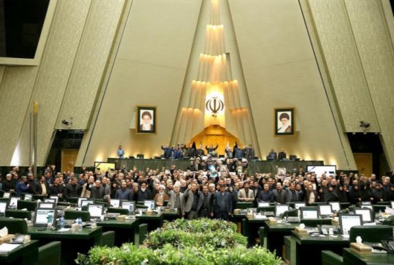 Terroristának minősítette az amerikai erőket a teheráni parlament