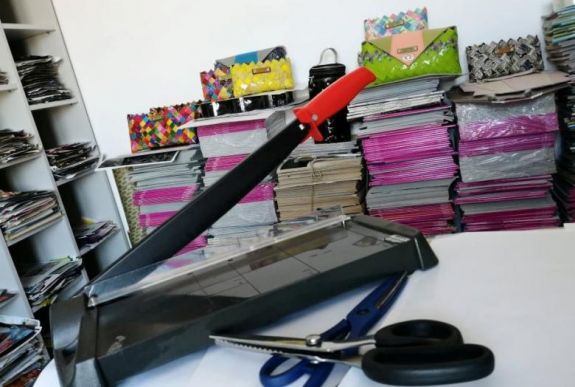 Újságpapírból táskák – marosvásárhelyi kézműves teremt kapcsolatot a környezettudatosság és a divat között