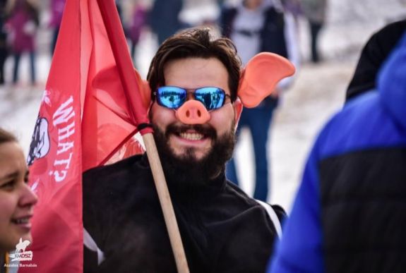 Tehénszerű mágikus lénnyel, pingvinnel és zsiráffal is beszélgettünk a KMDSZ téli majálisán