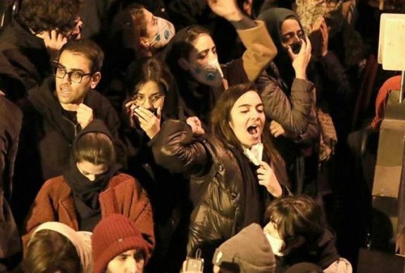Ismét tüntettek Teheránban a szerdán lelőtt ukrán utasszállító miatt