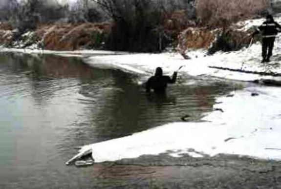 Az Oltba esett és meghalt egy 14 éves fiú, az ikertestvérét még keresik