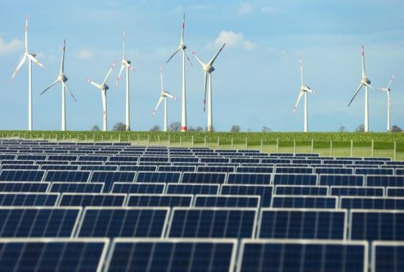 Hatalmas összegeket nyújt a tiszta energiaforrásokra történő átálláshoz az EB