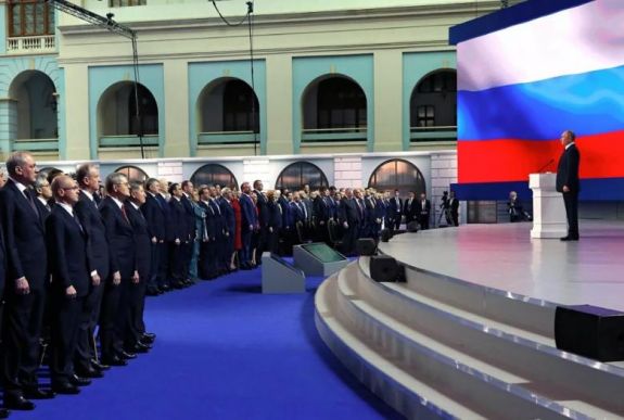 Putyin: a módosított alkotmánynak szavatolnia kell az orosz jogrend prioritását