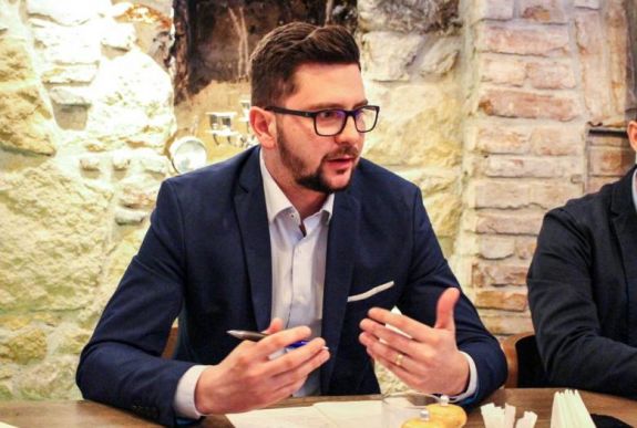 Felkészült fiatalokat küldene a MIÉRT valamennyi önkormányzatba