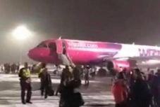 Vészcsúszdán menekítették ki a Debrecen-Párizs járat utasait