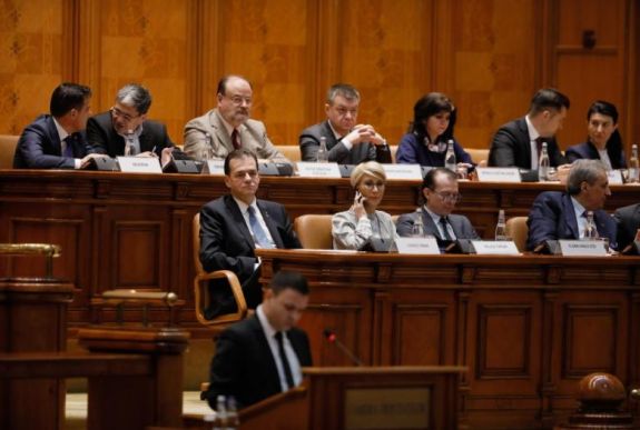 Benyújtották a bizalmatlansági indítványt: hatalmi visszaéléssel vádolja a PSD és az RMDSZ a kormányt