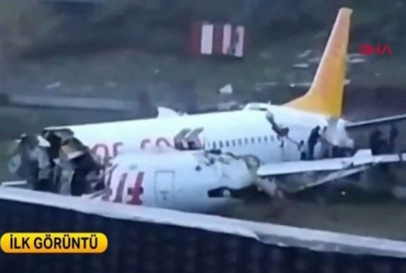 Kettétört egy utasszállító repülőgép Isztambulban