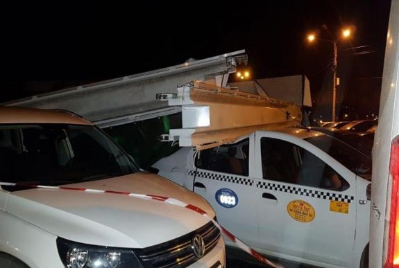 Szélvihar Kolozsváron: autókat rongált meg egy ledőlt óriáspannó