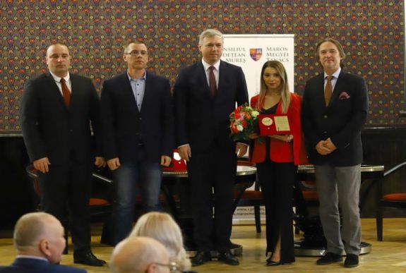 Kitüntetéssel ismerte el Szőcs Bernadette és Klosz Péter tevékenységét a Maros Megyei Tanács (X)