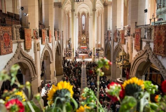A brassói szászság traumái ellenére is jövőt tervez – A Fekete templom PR-osztályvezetőjével beszélgettünk 